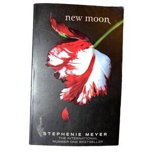 New Moon Paperback Book  Stephenie Meyer Twilight Saga Number One Bestseller